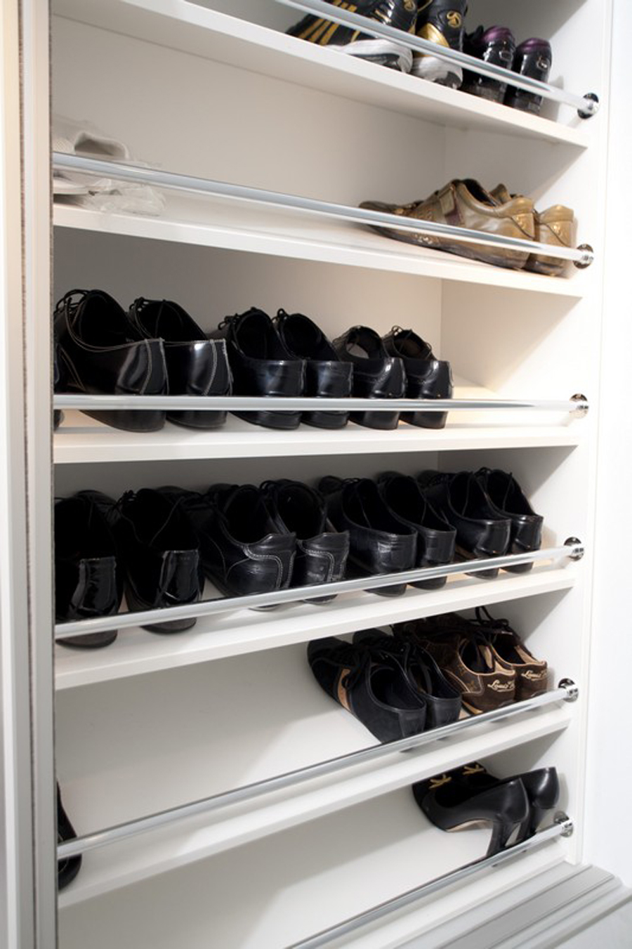 наклонная полка для обуви в шкаф